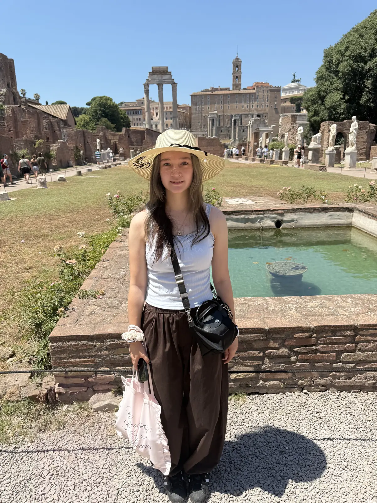 Alexia 走在羅馬廣場的石階之間。