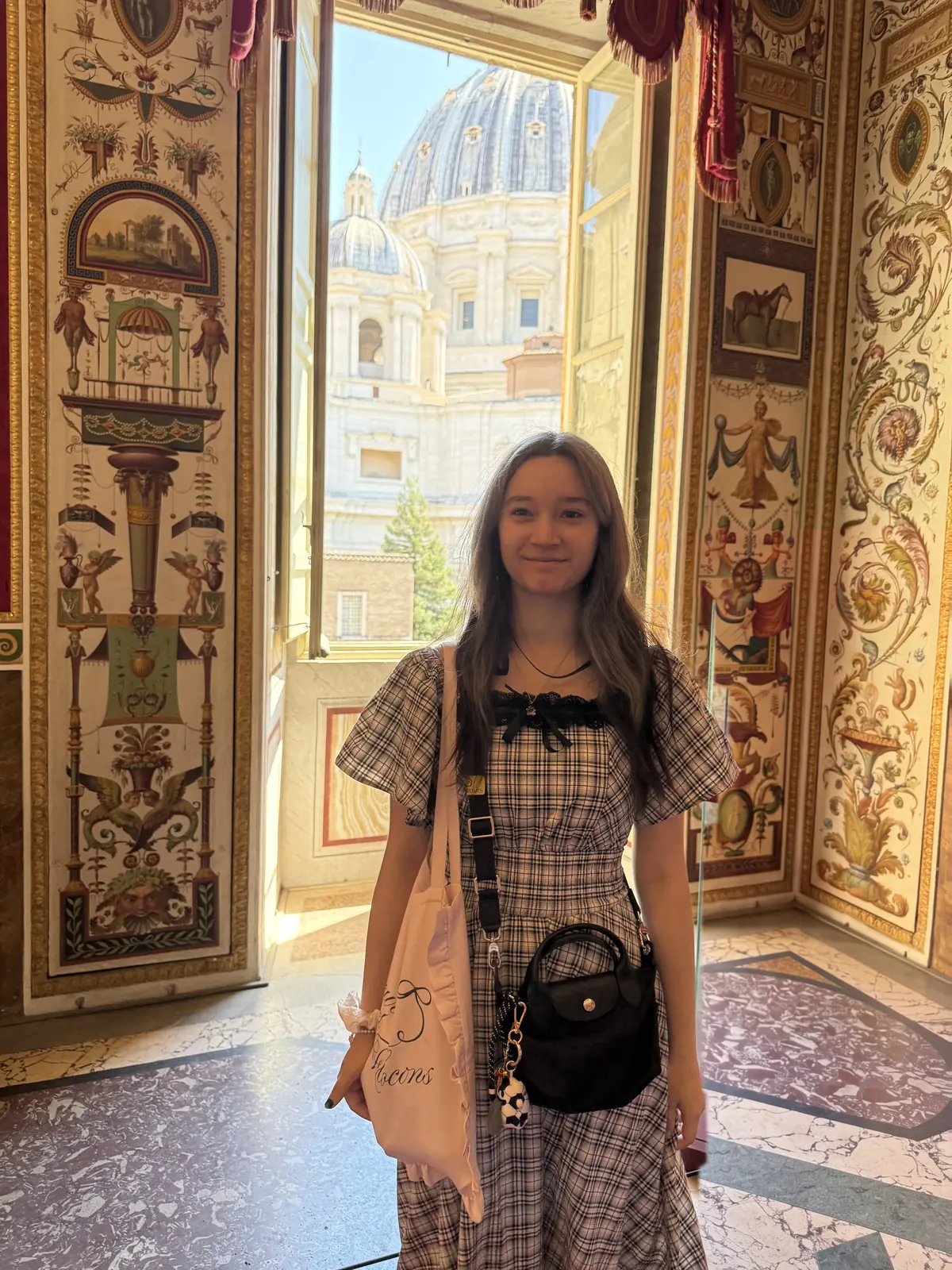 Alexia 在博物館的展間裡。